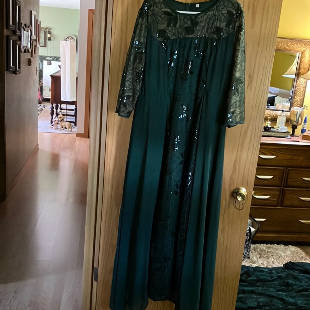Beautiful Emerald Green evening dress XL runs a bit larger. NWOT